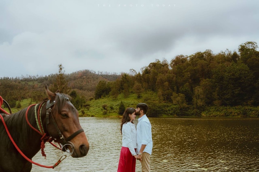 Romantic Mountain Escape: Sureka & Rohit's Enchanting Kodaikanal Photoshoot