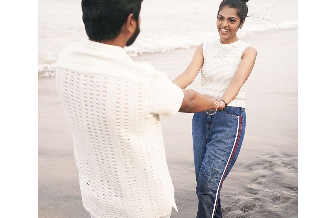 Seaside Romance Hoshma & Nikesh's Dreamy Pre-Wedding Shoot in Calicut